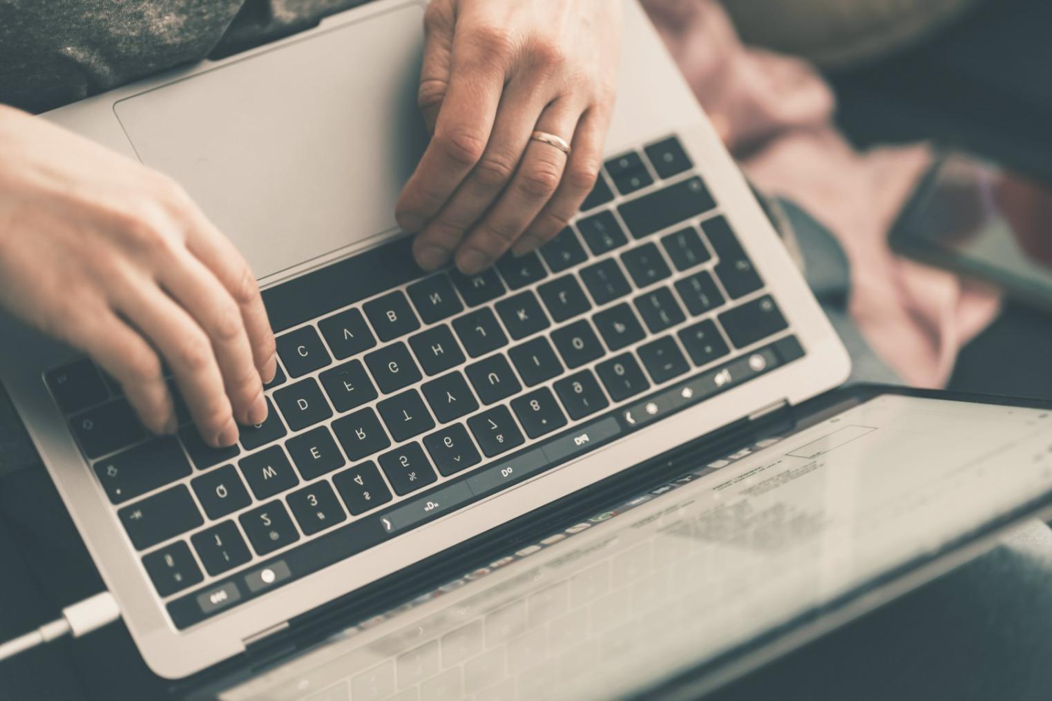 Teamwork und Strategieentwicklung im Schulungsraum